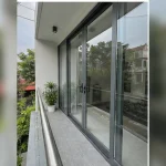Khung nhôm Xingfa và kính cường lực tại ban công