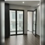 Cửa ban công nhôm Xingfa trong phòng ngủ sau hoàn thiện