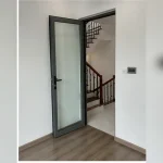 Cửa mở quay nhôm Xingfa khu vực cầu thang nhà phố