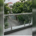 Lan can kính cường lực trên ban công nhà phố