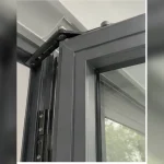 Chi tiết bản lề và góc khung cửa nhôm Xingfa