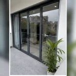 Khu vực ray, bản lề hoặc điểm liên kết chính Cửa nhôm Xingfa tại Long Biên, Hà Nội