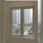 Cửa sổ và cửa mở quay nhựa lõi thép trong phòng ngủ