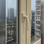 Khu vực ray, bản lề hoặc điểm liên kết chính Cửa nhựa lõi thép tại Mỹ Đình, Hà Nội