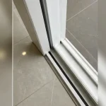 Góc nhìn ngang thể hiện độ thẳng và cân đối Cửa nhựa lõi thép tại Mỹ Đình, Hà Nội