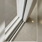 Góc nhìn ngang thể hiện độ thẳng và cân đối Cửa nhựa lõi thép tại Gia Lâm, Hà Nội