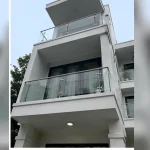 Khu vực ray, bản lề hoặc điểm liên kết chính Lan can kính cường lực tại Bắc Từ Liêm, Hà Nội