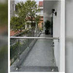 Góc nhìn ngang thể hiện độ thẳng và cân đối Lan can kính cường lực tại Bắc Từ Liêm, Hà Nội