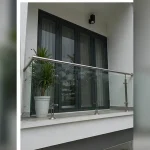 Lan can kính ban công với trụ inox chắc chắn