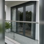 Tay vịn và mép kính lan can được hoàn thiện gọn