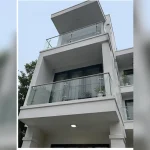 Các tấm lan can kính được căn chỉnh thẳng hàng
