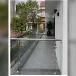 Góc nối lan can kính cường lực tại ban công biệt thự