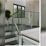 Lan can kính kết hợp cửa nhôm kính phía sau