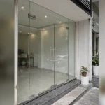 Góc nhìn mặt tiền và khu vực lắp đặt chính Mái kính cường lực tại Cầu Giấy, Hà Nội