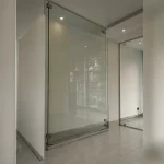 Khu vực ray, bản lề hoặc điểm liên kết chính Mái kính cường lực tại Cầu Giấy, Hà Nội