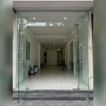 Không gian bên trong nhìn qua hệ vách kính mặt tiền