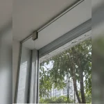 Chi tiết kính phía trên cửa mặt tiền kinh doanh