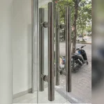 Ánh sáng tự nhiên qua vách kính cường lực mặt tiền