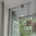 Chi tiết chân cửa và ngưỡng kính cường lực mặt tiền