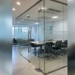 Góc nhìn mặt tiền và khu vực lắp đặt chính Vách kính cường lực tại Nam Từ Liêm, Hà Nội