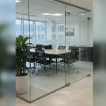 Chi tiết tiếp giáp tường, sàn và khe kỹ thuật Vách kính cường lực tại Nam Từ Liêm, Hà Nội
