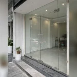 Góc nhìn mặt tiền và khu vực lắp đặt chính Vách tắm kính cường lực tại Thanh Trì, Hà Nội