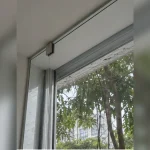 Góc nhìn ngang thể hiện độ thẳng và cân đối Vách tắm kính cường lực tại Thanh Trì, Hà Nội