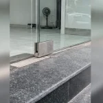 Chi tiết tiếp giáp tường, sàn và khe kỹ thuật Vách tắm kính cường lực tại Thanh Trì, Hà Nội